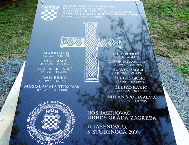 БРУКА: Табла са усташким слоганом под 24-часовном заштитом хрватске полиције