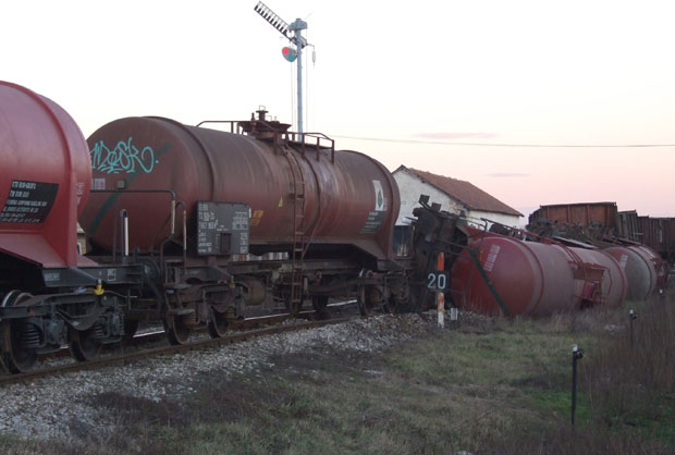 ПРЕВРНУТЕ ЦИСТЕРНЕ: Киселину угасили кречом