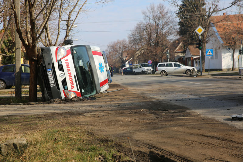 Преврнуо се санитет са пацијентом