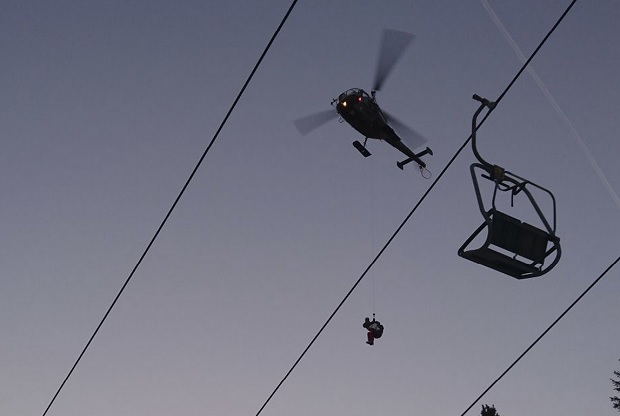 Аустрија: Покварила се жичара, спасено стотинак скијаша