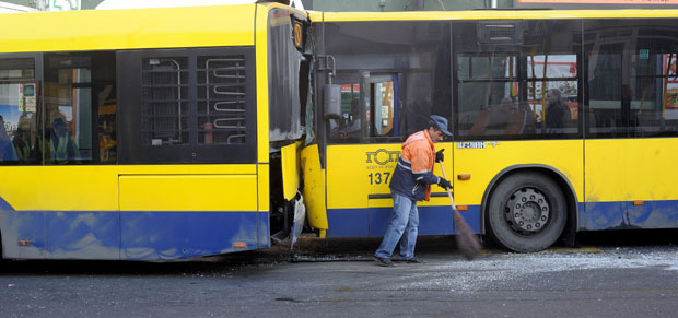 ЛАНЧАНИ СУДАР КОД “УШЋА”: Судар два аутобуса и аутомобила, повређен возач ГСП