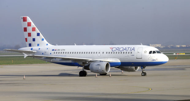 Авион Кроација ерлајнса приземљен због удара птице 