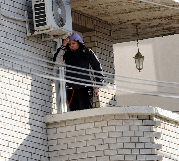 ОКОНЧАНА ДРАМА У МИРИЈЕВУ: Жена са ножем у руци претила скоком са терасе, одложено исељење (ВИДЕО / ФОТО)