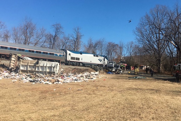 Најмање једна особа погинула у судару воза и камиона