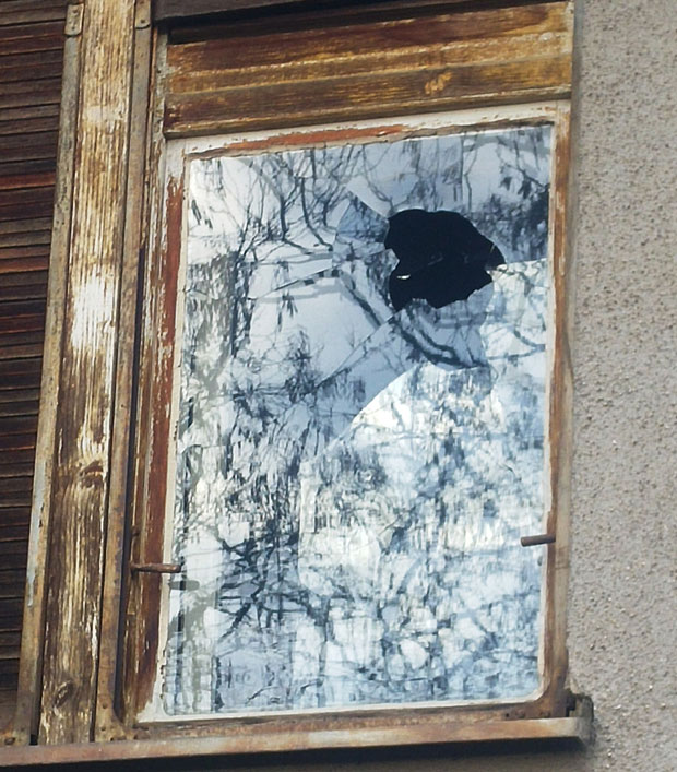 Камењем на кућу Оливерове прве жене (ФОТО)