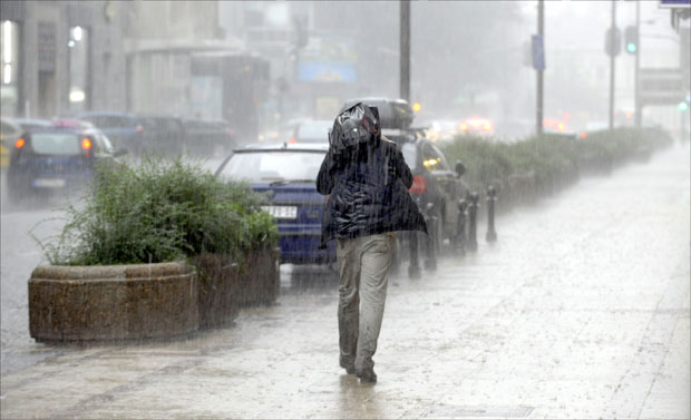 Због кише и ветра жути метеоаларм за југ Србије