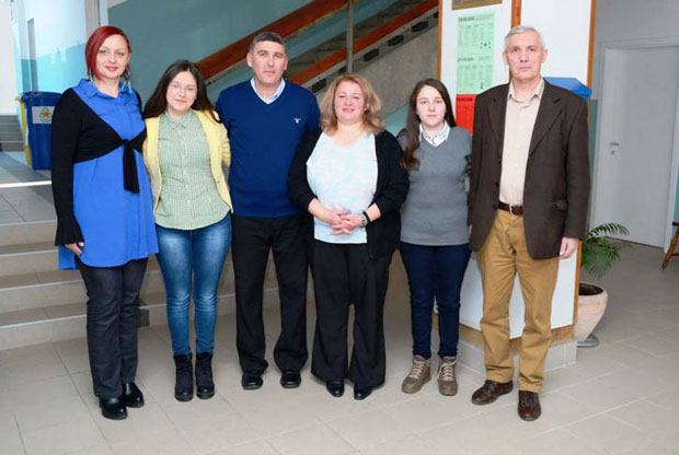 Сестре за пример, школа наградила родитеље