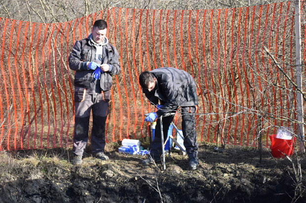 Апатин: Полиција стражари око јаме са отпадом