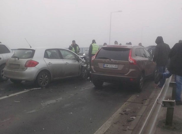 КАРАМБОЛ КОД СРЕМСКЕ МИТРОВИЦЕ: У судару 11 возила повређене две особе, саобраћај нормализован