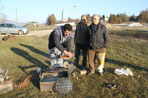 Од ауто-делова направио роштиљ који пече сам