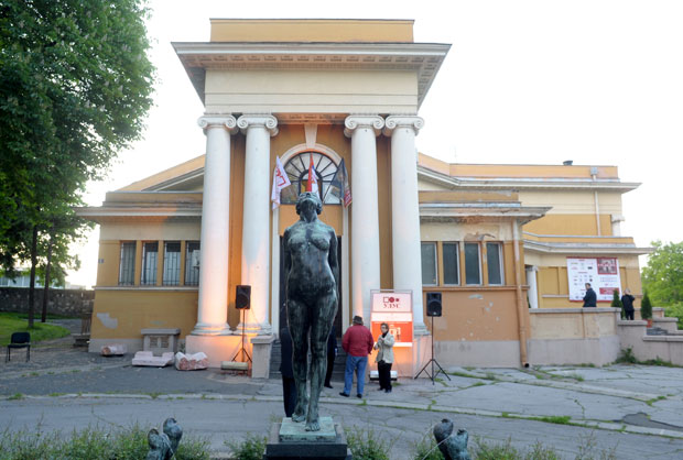 НЕСУГЛАСИЦЕ У РУКОВОЂЕЊУ УЛУС: Уместо истине, лете пепељаре