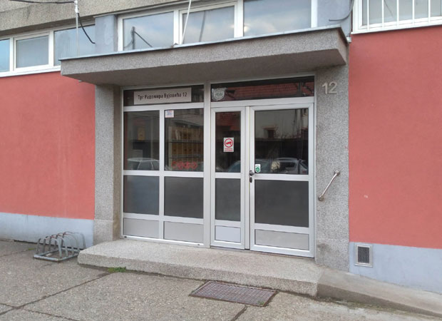 Кад пуковник постројава улаз блиста