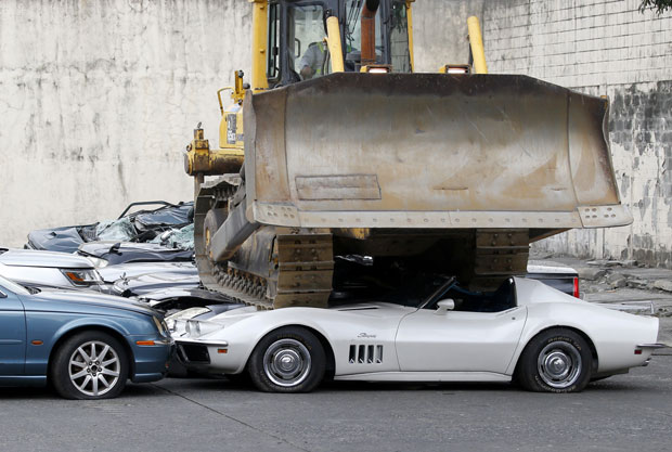 ДУТЕРТЕ НАСТАВЉА БОРБУ ПРОТИВ КРИМИНАЛА И КОРУПЦИЈЕ: Уништени аутомобили вредни 1,2 милиона долара (ФОТО/ВИДЕО)