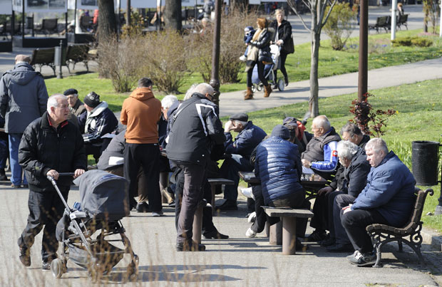 БАРСКИ ПЕНЗИОНЕРИ ОПЕТ БЕЗ СТАНОВА: Квадрати на чекању