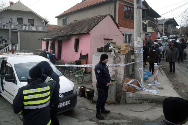 ВАТРА ПРОГУТАЛА МАЈКУ, ТРУДНУ ЋЕРКУ И ЗЕТА, РОДБИНА ТВРДИ: Далибор их убио, подметнуо пожар, па и он страдао! (ФОТО)