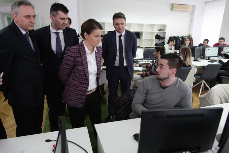 Ургентно потребне ИТ школе