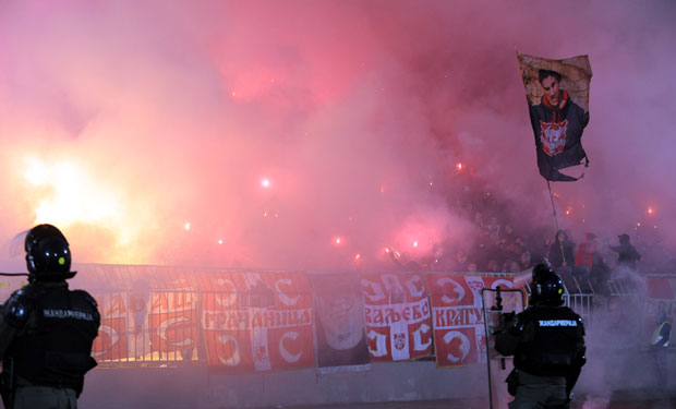 Судимо деци док вође навијача седе у ложама