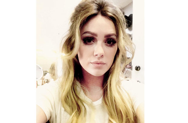 Хилари иста Шерон Тејт