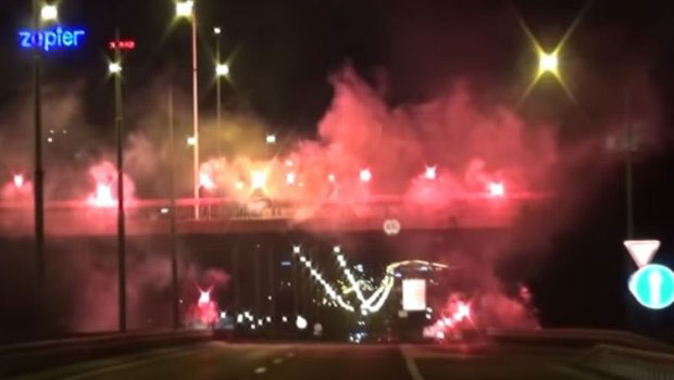 ВЕЧЕ КАД ЈЕ ГОРЕО БЕОГРАД: Навијачи Звезде бакљадом дочекали играче из Турске (ВИДЕО)