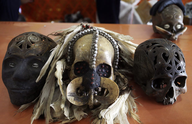 Откривена пошиљка са 24 људске лобање у Индонезији