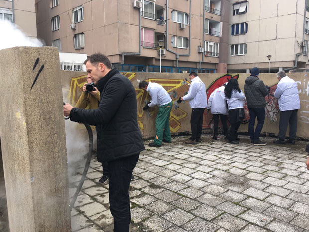 СНС започeла акцију уклањања графита и плаката широм Београда