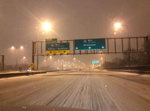 САД: Прети велика олуја, школе затворене, летови отказани