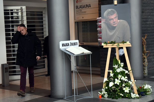 ОДЛАЗАК НЕБОЈШЕ ГЛОГОВЦА: Дан када је Дорћол утихнуо, ружа на мотору омиљеног комшије (ФОТО)