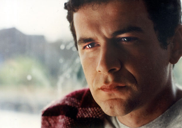 ГРОБ НЕБОЈШЕ ГЛОГОВЦА СЕ НЕ ВИДИ ОД ЦВЕЋА: Грађани још увек долазе, родитељи и синови палили свеће