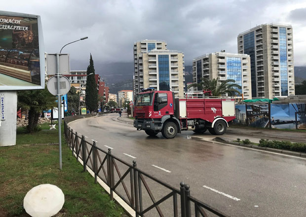 ГРАЂАНЕ БУДВЕ УЗНЕМИРИЛА ПУКОТИНА: Солитери клизе према плажи!