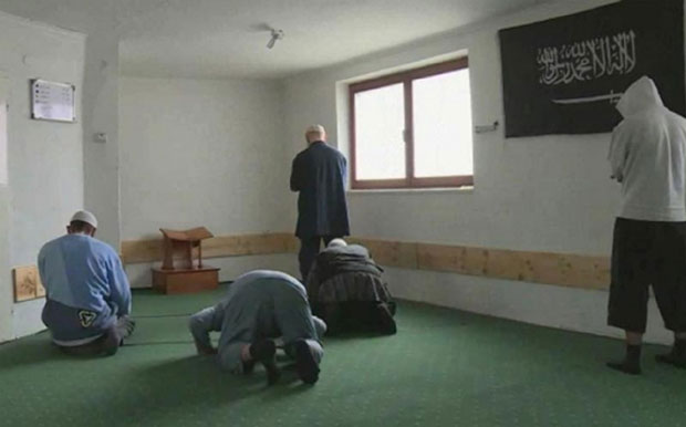 СЛУЧАЈ АСКЕР ОТВОРИО ПАНДОРИНУ КУТИЈУ: Чак 1.000 организација носи плашт вехабија!