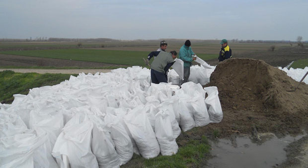 Нови Бечеј: Ојачавају насип Љутово