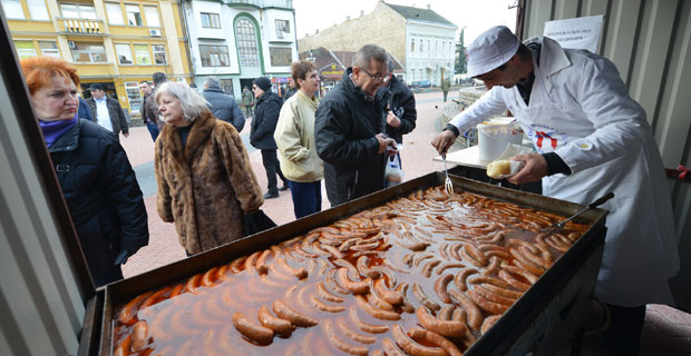 Нови Сад: Мирис кобаје на Тргу републике 