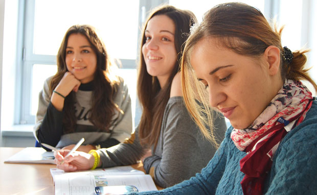 Сви би да студирају кинески, јапански, арапски...