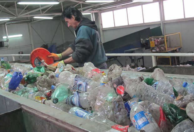 Рециклажни центар у Сомбору: Чисте, али и зарађују