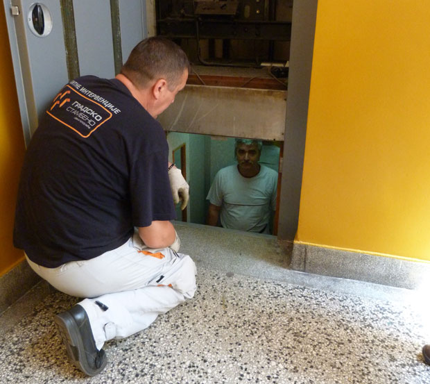 Лопови краду и делове лифтова