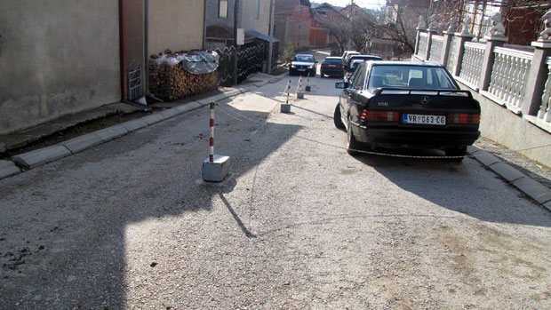 Комшија оградио свој део улице