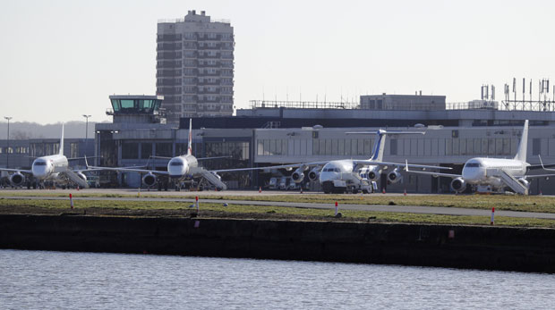 УКЛОЊЕНА БОМБА: Аеродром у Лондону поново отворен
