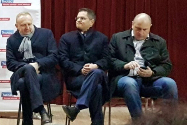 ФИЈАСКО У МЛАДЕНОВЦУ:  Ђилас митинговао пред празном салом!