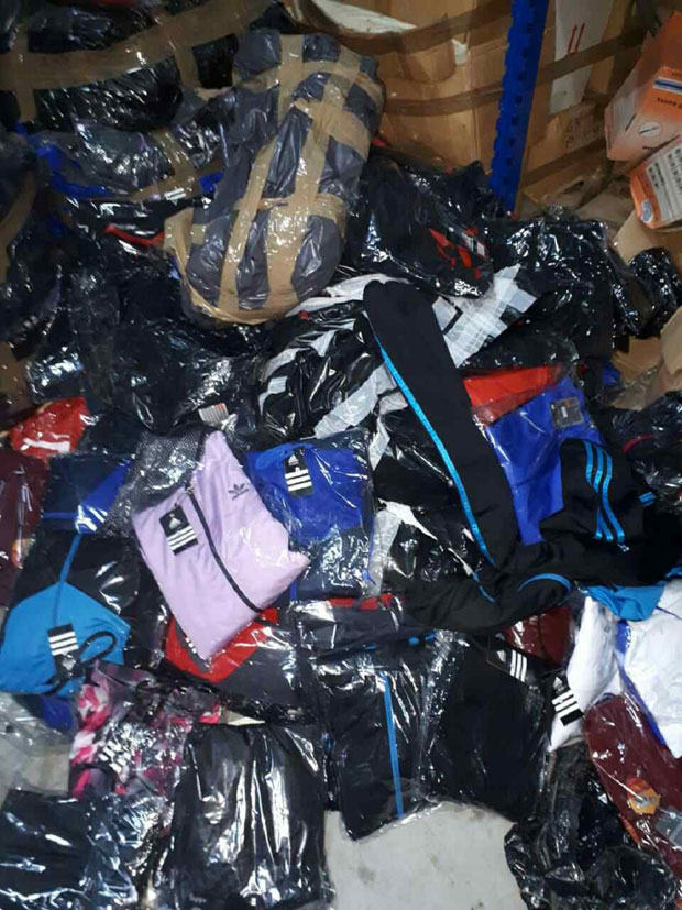 Сумњива гардероба у комбијима курирских служби (ФОТО)