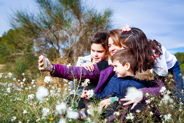 ИСТРАЖИВАЊЕ ПОКАЗАЛО: Срби више воле стварну повезаност с људима од виртуелне