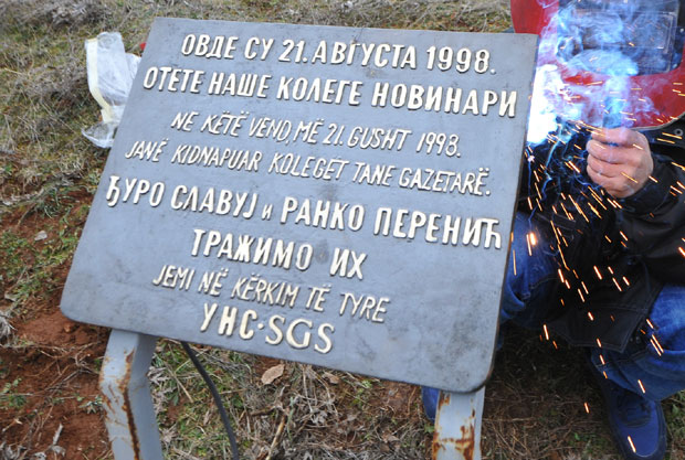 УНС: Шести пут срушена плоча несталим новинарима код Ораховца