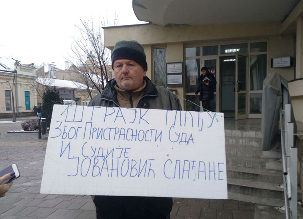 ШТРАЈК ИНВАЛИДА У ШАПЦУ: Бензином погурао процес