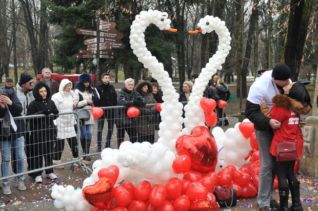 На Мосту љубави одржано традиционално такмичење у љубљењу (ФОТО)