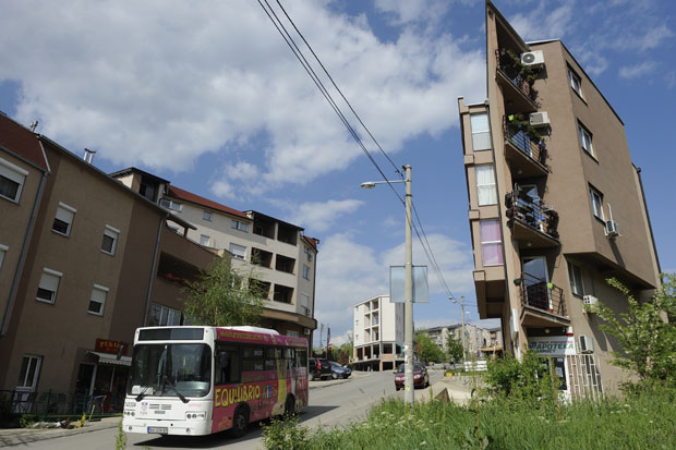 Насеље Војвода Влаховић: Уска улица, а мало возила