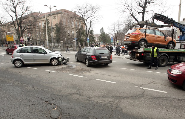 УДЕС У ЦЕНТРУ БЕОГРАДА: Ауто се преврнуо после судара, међу петоро повређених има и деце (ФОТО)