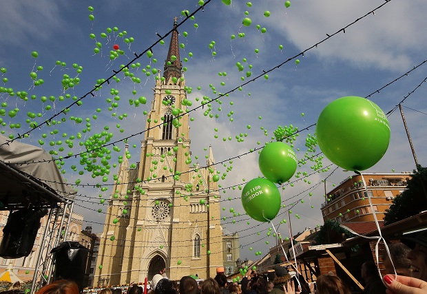 ПОДРШКА БОЛЕСНИМ МАЛИШАНИМА: Балони прекрили небо над Новим Садом (ФОТО)