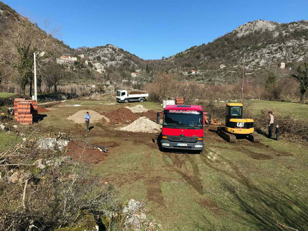 ВАТРА ИМ ПРОГУТАЛА ДОМ: Почела изградња куће седмочланој породици Машановић (ФОТО)