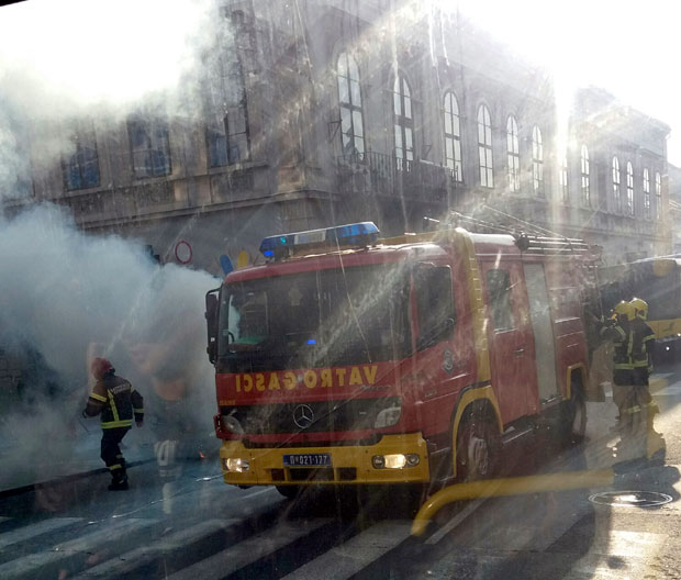 ФОТО: Запалио се аутомобил у Земуну