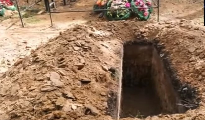 ЖЕНА ЖИВА САХРАЊЕНА: Језиви крици одзвањали из гробнице, покушала је да се извуче али безуспешно (ВИДЕО)
