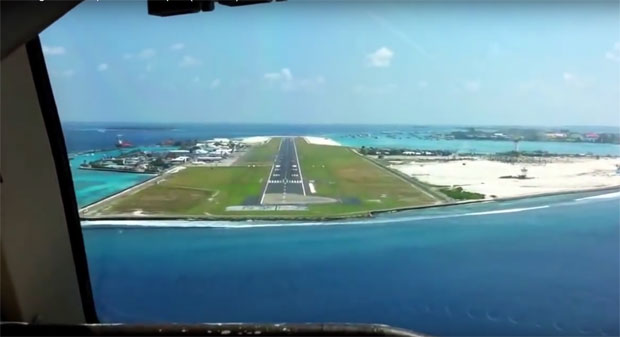ПИЛОТИ БЕЗ ПРАВА НА ГРЕШКУ: Најстрашнији аеродром на свету усред океана (ВИДЕО)